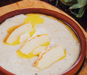 Эларджи из белой кукурузной муки с сыром и зеленью в "Гуливани"